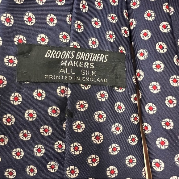 Vintage 1980s Brooks Brothers all silk tie in navy blue with white & red pattern - Picture 5 of 5